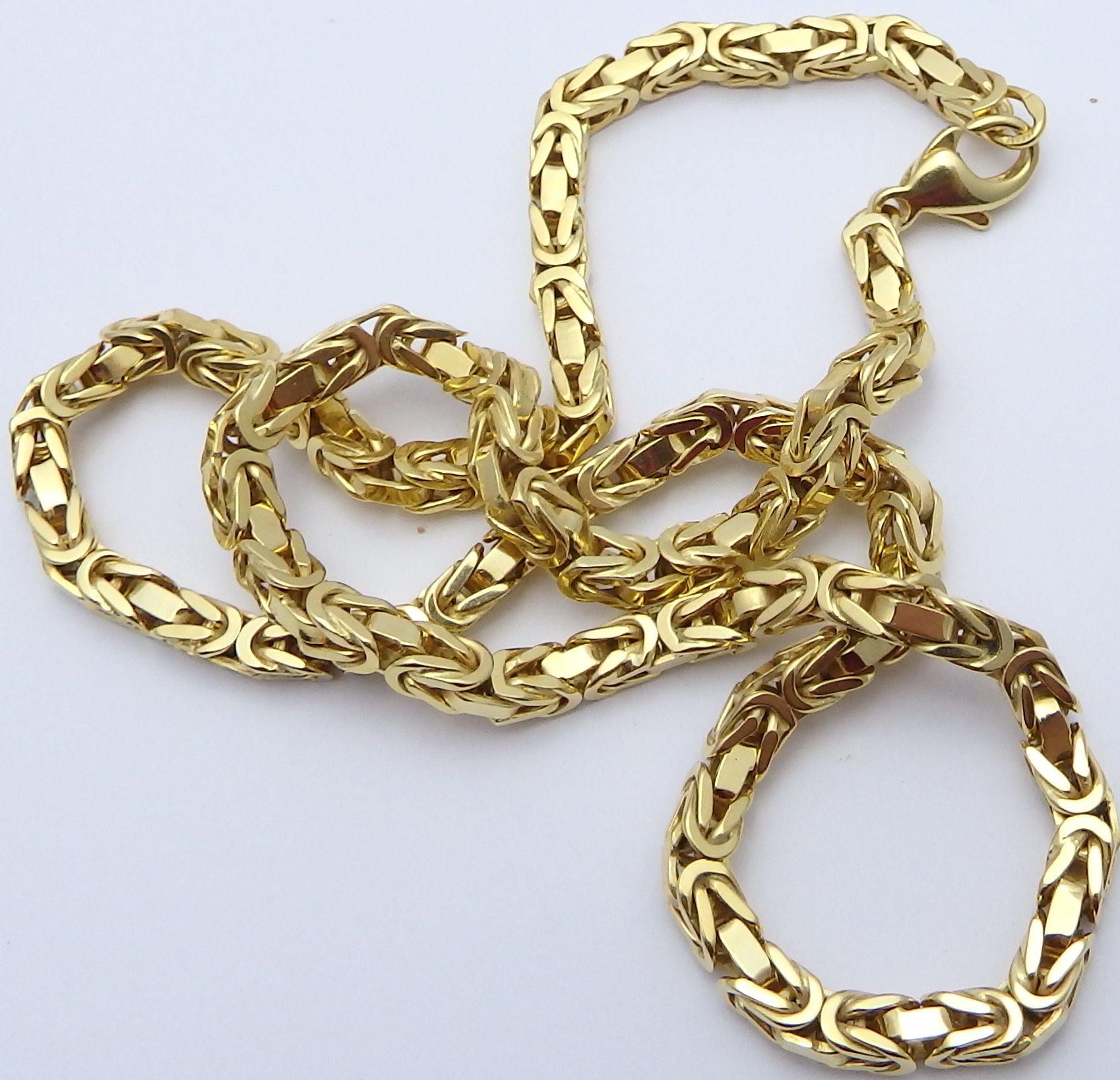 Heavy 18 carat yellow gold chain necklace London hallmarked Weighs 48.6
